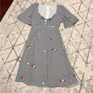 Gingham midi dress with embroidered flowers 💐